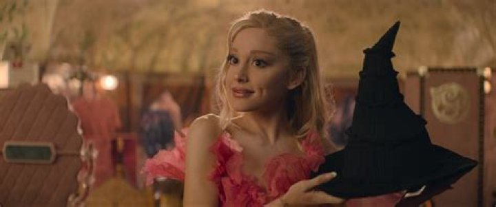 Ariana Grande with a hat