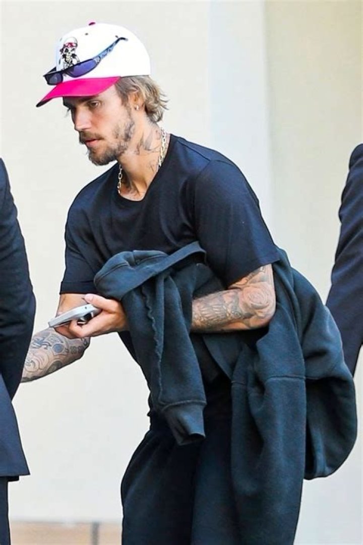 Beverly Hills, CA - Justin Bieber escorts his wife Hailey Bieber as they arrive at a Churchome church service in Beverly Hills on Wedensday. Pictured: Justin Bieber, Hailey Bieber BACKGRID USA 30 JUNE 2022 USA: +1 310 798 9111 / UK: +44 208 344 2007 / *UK Clients - Pictures Containing Children Please Pixelate Face Prior To Publication*