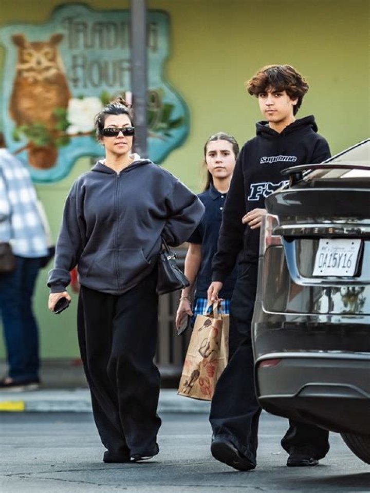 Calabasas, CA - *EXCLUSIVE* - Khloe Kardashian and Tristan Thompson were seen meeting up once again to co-parent their adorable daughter True, at dance class. The couple seemed at ease in each other's company after a rocky few months in which Tristan faced new cheating allegations. Khloe dressed casually in black leggings and a black top carried True before Tristan took her and carried her in to the class. Pictured: Khloe Kardashian, Tristan Thompson, True Thompson BACKGRID USA 17 AUGUST 2021 BYLINE MUST READ: IXOLA / BACKGRID USA: +1 310 798 9111 / UK: +44 208 344 2007 / *UK Clients - Pictures Containing Children Please Pixelate Face Prior To Publication*