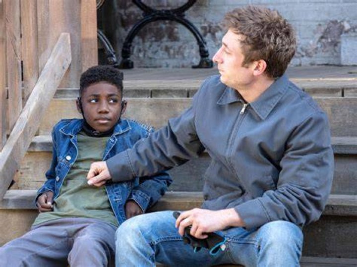 Christian Isaiah as Liam Gallagher and William H. Macy as Frank Gallagher in SHAMELESS (Season 9, Episode 01, "My Penis May Have Helped Heal You"). - Photo: Paul Sarkis/SHOWTIME - Photo ID: SHAMELESS_901_384