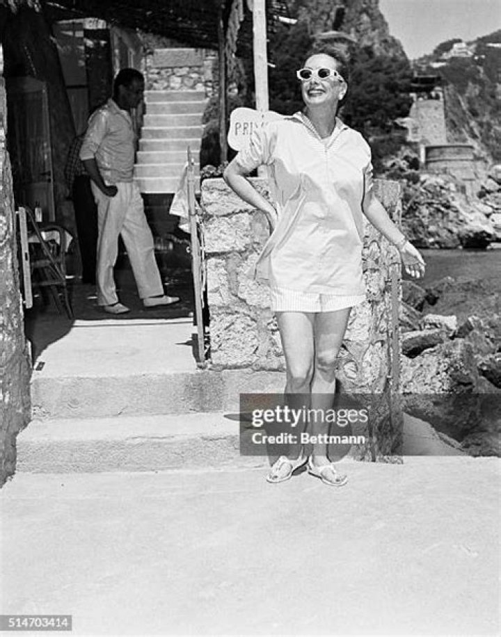 *EXCLUSIVE* Capri, ITALY - Actress Drew Barrymore dons a black swimsuit and cools off from the excessive heat by taking a swim out on her holidays in Capri.Pictured: Drew BarrymoreBACKGRID USA 20 JUNE 2022 USA: +1 310 798 9111 / : +44 208 344 2007 / *UK Clients - Pictures Containing ChildrenPlease Pixelate Face Prior To Publication*