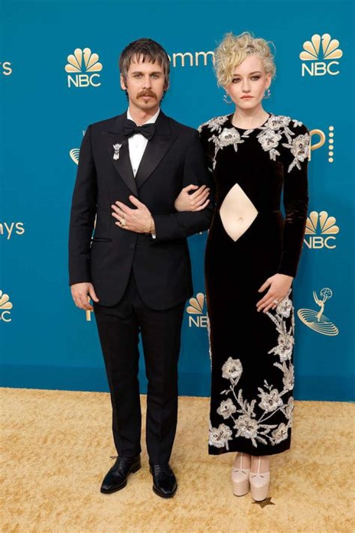 Julia Garner & Mark Foster
