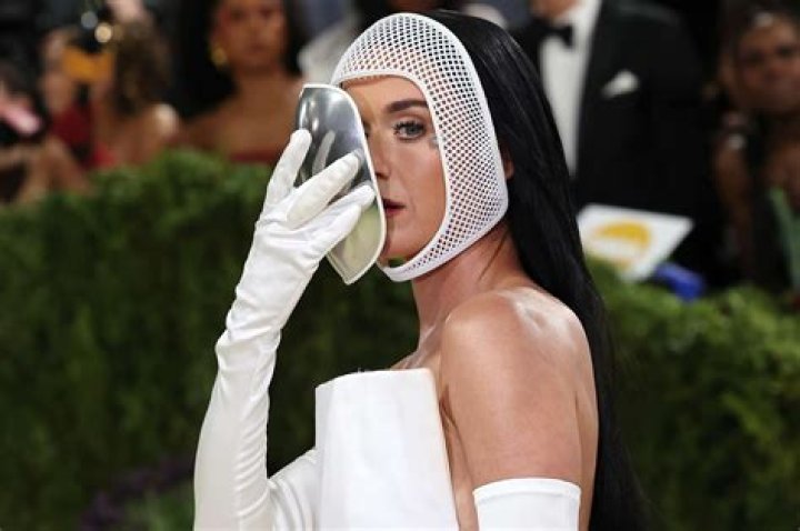 KATY PERRYS WEARS 8 OTHER REASONS EARRINGS