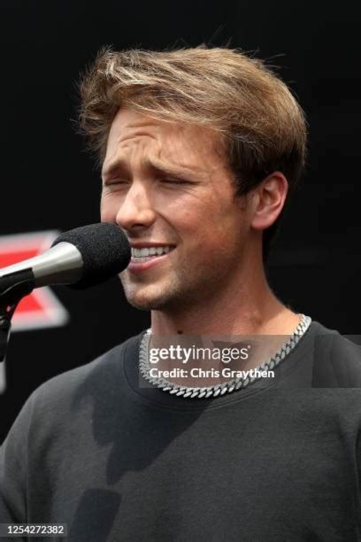 Noah Schnacky Sings