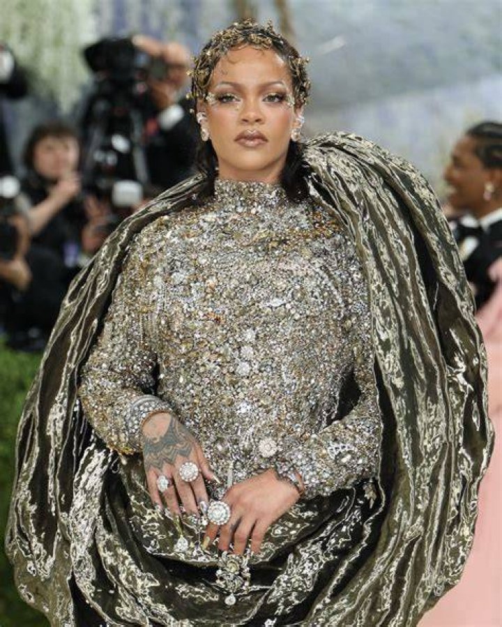 Rihanna Shows Off A Diamond Ring