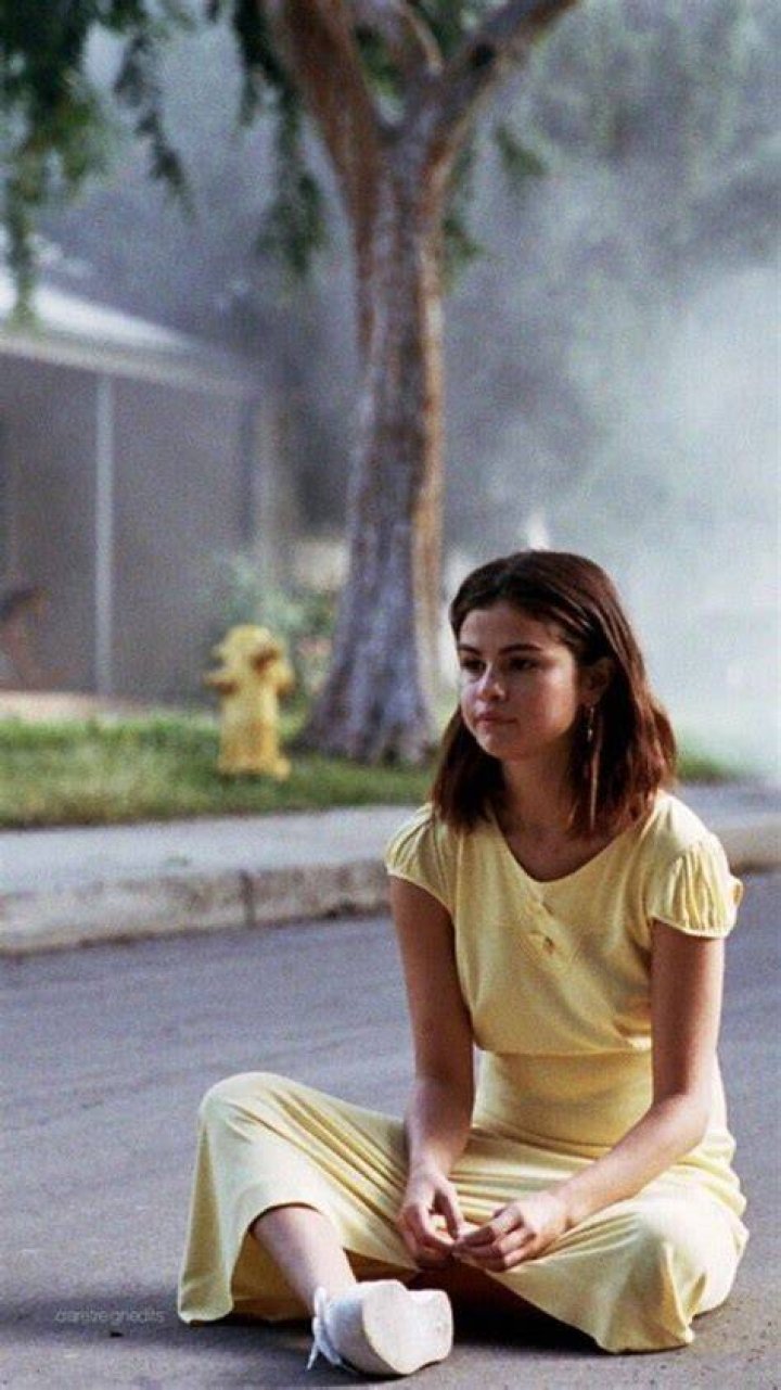 Selena Gomez Grabs Juice With Friends