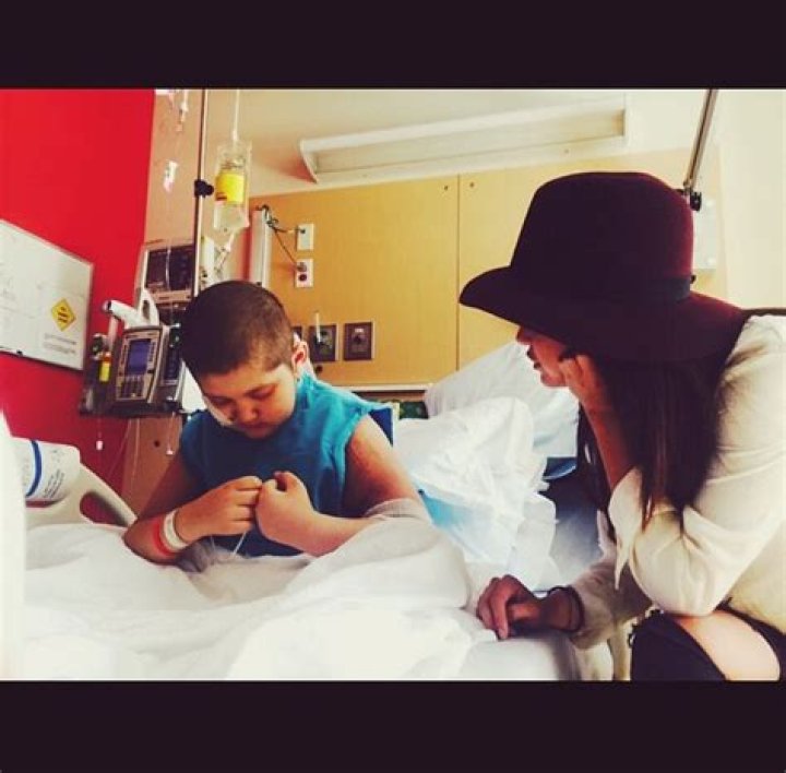 Selena Gomez Poses With Patients At Children&rsquo;s Mercy Hospital