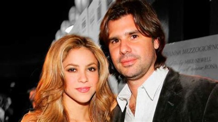 Shakira, Antonio de la Rua